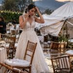 Evento al aire libre arruinado por la lluvia con la carpa caída y la novia preocupada