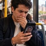 Joven mira con incomodidad un meme con su imagen en su celular