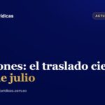 Persona adulta revisa documentos de pension junto a un calendario que marca el mes de julio