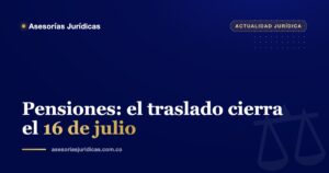 Persona adulta revisa documentos de pension junto a un calendario que marca el mes de julio