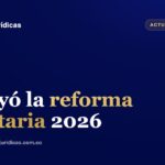 Documento de proyecto de ley archivado sobre un escritorio con calculadora y la bandera de Colombia, simbolo del debate tributario