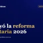 Documento de proyecto de ley archivado sobre un escritorio con calculadora y la bandera de Colombia, simbolo del debate tributario